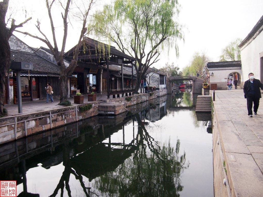 闯军事禁区、爬火车被电击、山洪地拍照……网红打卡“有毒攻略”发布者或担责